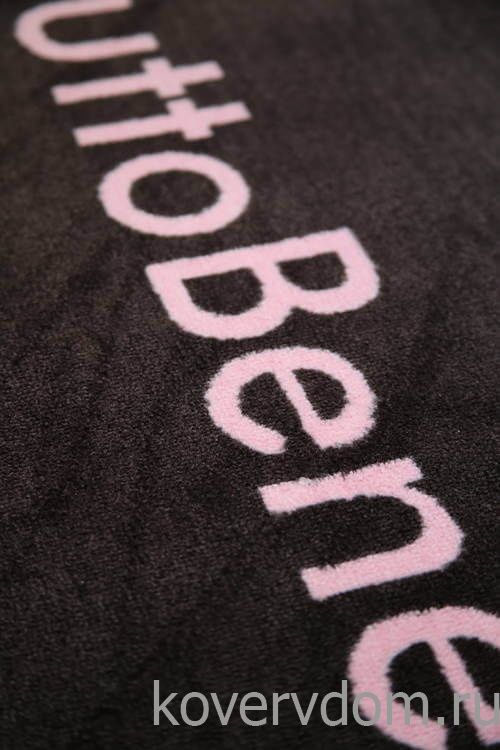 Ковер с логотипом в примерочную бутика Ковер с логотипом в примерочную бутика